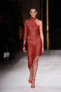 New York Moda Haftası 'nda Christian Siriano için bir model podyumda yürüyor: The Shows 07 Eylül 2019, New York City, New York. 