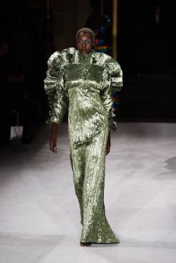 New York Moda Haftası 'nda Christian Siriano için bir model podyumda yürüyor: The Shows 07 Eylül 2019, New York City, New York. 