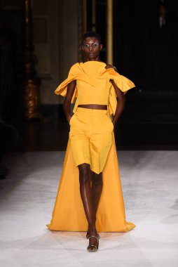 New York Moda Haftası 'nda Christian Siriano için bir model podyumda yürüyor: The Shows 07 Eylül 2019, New York City, New York. 