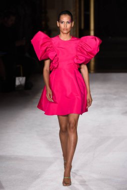 New York Moda Haftası 'nda Christian Siriano için bir model podyumda yürüyor: The Shows 07 Eylül 2019, New York City, New York. 
