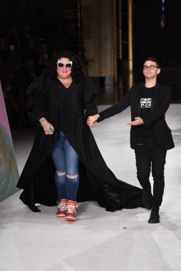 NEW YORK, NEW YORK - SEPTEMBER 07: Hristiyan Siriano ve ressam Ashley Longshore New York Moda Haftası 'nda Christian Siriano Moda Şovu için podyumda yürüyorlar: The Shows 07 Eylül 2019, New York City.