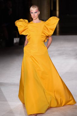 New York Moda Haftası 'nda Christian Siriano için bir model podyumda yürüyor: The Shows 07 Eylül 2019, New York City, New York. 