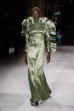 New York Moda Haftası 'nda Christian Siriano için bir model podyumda yürüyor: The Shows 07 Eylül 2019, New York City, New York. 