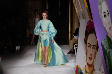 New York Moda Haftası 'nda Christian Siriano için bir model podyumda yürüyor: The Shows 07 Eylül 2019, New York City, New York. 