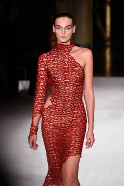 New York Moda Haftası 'nda Christian Siriano için bir model podyumda yürüyor: The Shows 07 Eylül 2019, New York City, New York. 
