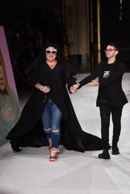NEW YORK, NEW YORK - SEPTEMBER 07: Hristiyan Siriano ve ressam Ashley Longshore New York Moda Haftası 'nda Christian Siriano Moda Şovu için podyumda yürüyorlar: The Shows 07 Eylül 2019, New York City.
