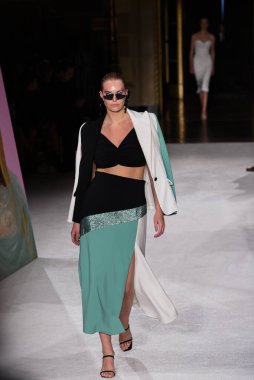 New York Moda Haftası 'nda Christian Siriano için bir model podyumda yürüyor: The Shows 07 Eylül 2019, New York City, New York. 