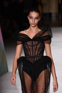 New York Moda Haftası 'nda Christian Siriano için bir model podyumda yürüyor: The Shows 07 Eylül 2019, New York City, New York. 