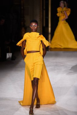 New York Moda Haftası 'nda Christian Siriano için bir model podyumda yürüyor: The Shows 07 Eylül 2019, New York City, New York. 