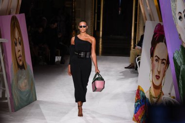 New York Moda Haftası 'nda Christian Siriano için bir model podyumda yürüyor: The Shows 07 Eylül 2019, New York City, New York. 