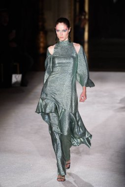 NEW YORK, NEW YORK - SEPTEMBER 07: Coco Rocha New York Moda Haftası sırasında Christian Siriano için podyumda yürüyor: The Shows 07 Eylül 2019, New York City.