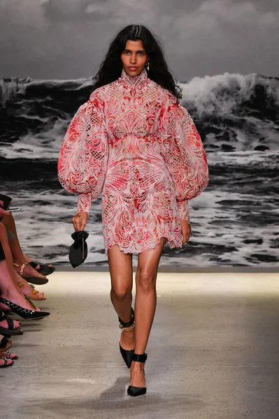 NEW YORK, New York Moda Haftası sırasında 09 Eylül 2019 'da New York' ta bir model Zimmermann 'da podyumda yürür..