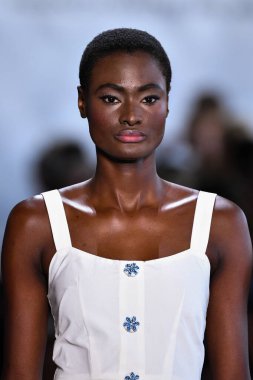 New York Moda Haftası 'nda Dennis Basso için podyumda bir model yürür: 11 Eylül 2019' da New York 'taki Spring Studios Gallery I' de sergiler.