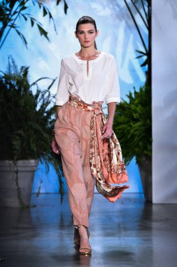 New York Moda Haftası 'nda Dennis Basso için podyumda bir model yürür: 11 Eylül 2019' da New York 'taki Spring Studios Gallery I' de sergiler.