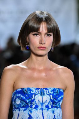 New York Moda Haftası 'nda Dennis Basso için podyumda bir model yürür: 11 Eylül 2019' da New York 'taki Spring Studios Gallery I' de sergiler.