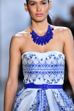 New York Moda Haftası 'nda Dennis Basso için podyumda bir model yürür: 11 Eylül 2019' da New York 'taki Spring Studios Gallery I' de sergiler.