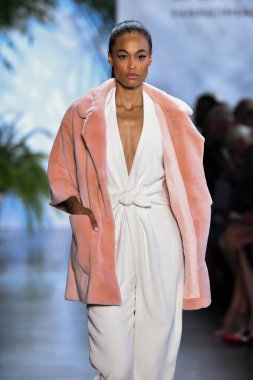 New York Moda Haftası 'nda Dennis Basso için podyumda bir model yürür: 11 Eylül 2019' da New York 'taki Spring Studios Gallery I' de sergiler.