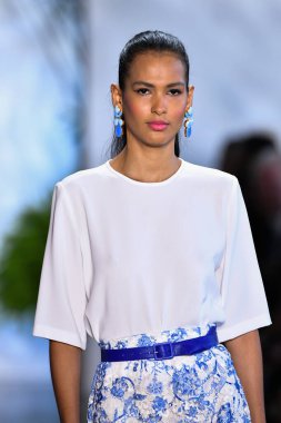 New York Moda Haftası 'nda Dennis Basso için podyumda bir model yürür: 11 Eylül 2019' da New York 'taki Spring Studios Gallery I' de sergiler.