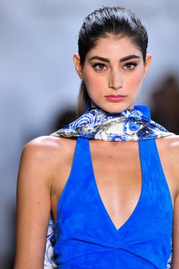 New York Moda Haftası 'nda Dennis Basso için podyumda bir model yürür: 11 Eylül 2019' da New York 'taki Spring Studios Gallery I' de sergiler.