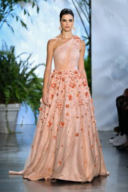 New York Moda Haftası 'nda Dennis Basso için podyumda bir model yürür: 11 Eylül 2019' da New York 'taki Spring Studios Gallery I' de sergiler.