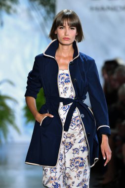 New York Moda Haftası 'nda Dennis Basso için podyumda bir model yürür: 11 Eylül 2019' da New York 'taki Spring Studios Gallery I' de sergiler.