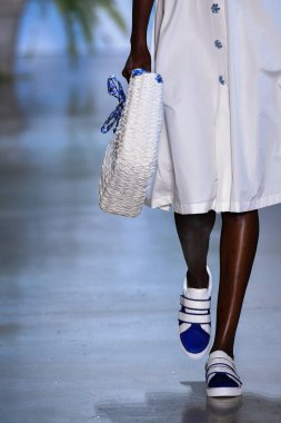 New York Moda Haftası 'nda Dennis Basso için podyumda bir model yürür: 11 Eylül 2019' da New York 'taki Spring Studios Gallery I' de sergiler.