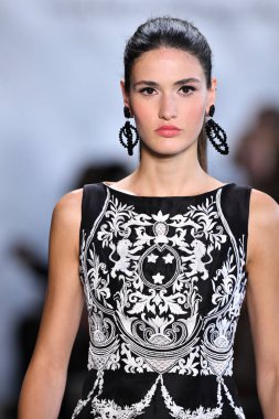 New York Moda Haftası 'nda Dennis Basso için podyumda bir model yürür: 11 Eylül 2019' da New York 'taki Spring Studios Gallery I' de sergiler.