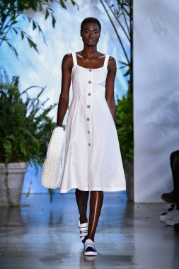 New York Moda Haftası 'nda Dennis Basso için podyumda bir model yürür: 11 Eylül 2019' da New York 'taki Spring Studios Gallery I' de sergiler.