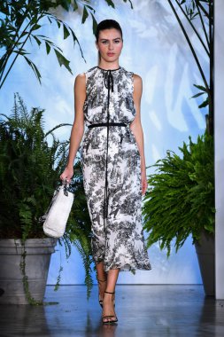 New York Moda Haftası 'nda Dennis Basso için podyumda bir model yürür: 11 Eylül 2019' da New York 'taki Spring Studios Gallery I' de sergiler.