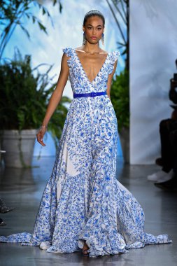 New York Moda Haftası 'nda Dennis Basso için podyumda bir model yürür: 11 Eylül 2019' da New York 'taki Spring Studios Gallery I' de sergiler.