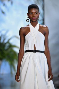 New York Moda Haftası 'nda Dennis Basso için podyumda bir model yürür: 11 Eylül 2019' da New York 'taki Spring Studios Gallery I' de sergiler.