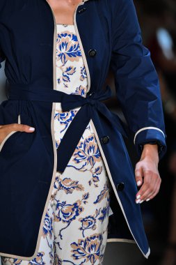 New York Moda Haftası 'nda Dennis Basso için podyumda bir model yürür: 11 Eylül 2019' da New York 'taki Spring Studios Gallery I' de sergiler.