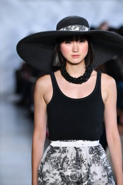 New York Moda Haftası 'nda Dennis Basso için podyumda bir model yürür: 11 Eylül 2019' da New York 'taki Spring Studios Gallery I' de sergiler.