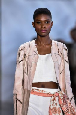 New York Moda Haftası 'nda Dennis Basso için podyumda bir model yürür: 11 Eylül 2019' da New York 'taki Spring Studios Gallery I' de sergiler.