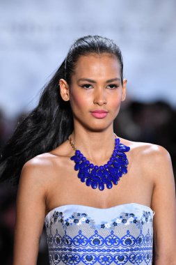 New York Moda Haftası 'nda Dennis Basso için podyumda bir model yürür: 11 Eylül 2019' da New York 'taki Spring Studios Gallery I' de sergiler.