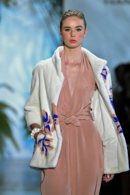 New York Moda Haftası 'nda Dennis Basso için podyumda bir model yürür: 11 Eylül 2019' da New York 'taki Spring Studios Gallery I' de sergiler.