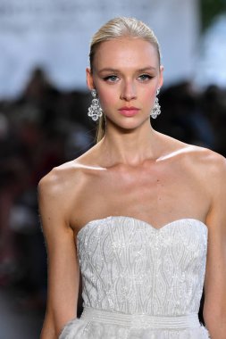 New York Moda Haftası 'nda Dennis Basso için podyumda bir model yürür: 11 Eylül 2019' da New York 'taki Spring Studios Gallery I' de sergiler.