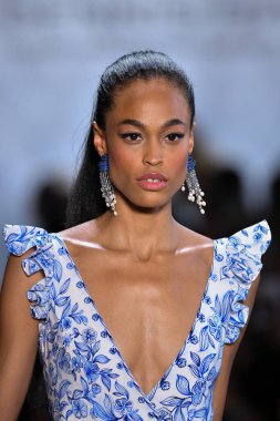 New York Moda Haftası 'nda Dennis Basso için podyumda bir model yürür: 11 Eylül 2019' da New York 'taki Spring Studios Gallery I' de sergiler.