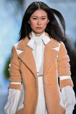 New York Moda Haftası 'nda Dennis Basso için podyumda bir model yürür: 11 Eylül 2019' da New York 'taki Spring Studios Gallery I' de sergiler.