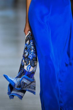 New York Moda Haftası 'nda Dennis Basso için podyumda bir model yürür: 11 Eylül 2019' da New York 'taki Spring Studios Gallery I' de sergiler.