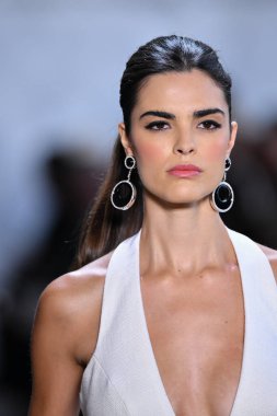 New York Moda Haftası 'nda Dennis Basso için podyumda bir model yürür: 11 Eylül 2019' da New York 'taki Spring Studios Gallery I' de sergiler.