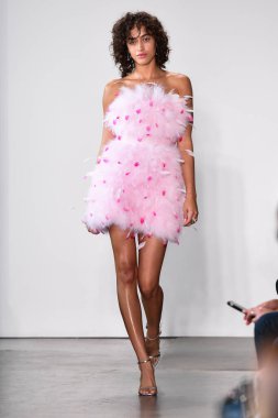 NEW YORK - 10 Eylül 2019 'da New York Moda Haftası sırasında Pamella Roland' da bir model podyumda yürür..