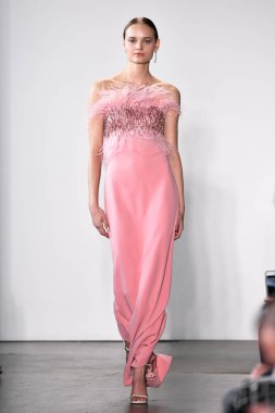 NEW YORK - 10 Eylül 2019 'da New York Moda Haftası sırasında Pamella Roland' da bir model podyumda yürür..