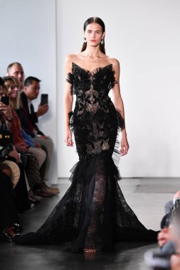 NEW YORK - 10 Eylül 2019 'da New York Moda Haftası sırasında Pamella Roland' da bir model podyumda yürür..