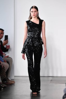 NEW YORK - 10 Eylül 2019 'da New York Moda Haftası sırasında Pamella Roland' da bir model podyumda yürür..