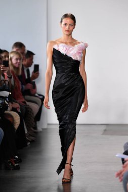 NEW YORK - 10 Eylül 2019 'da New York Moda Haftası sırasında Pamella Roland' da bir model podyumda yürür..