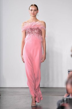 NEW YORK - 10 Eylül 2019 'da New York Moda Haftası sırasında Pamella Roland' da bir model podyumda yürür..