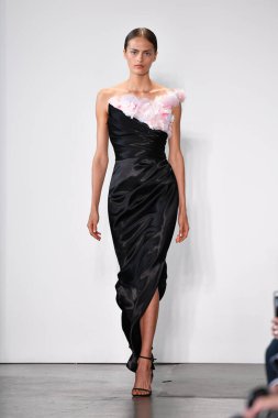 NEW YORK - 10 Eylül 2019 'da New York Moda Haftası sırasında Pamella Roland' da bir model podyumda yürür..