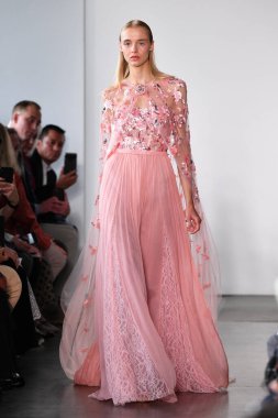 NEW YORK - 10 Eylül 2019 'da New York Moda Haftası sırasında Pamella Roland' da bir model podyumda yürür..