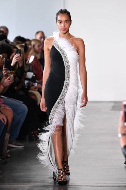 NEW YORK - 10 Eylül 2019 'da New York Moda Haftası sırasında Pamella Roland' da bir model podyumda yürür..